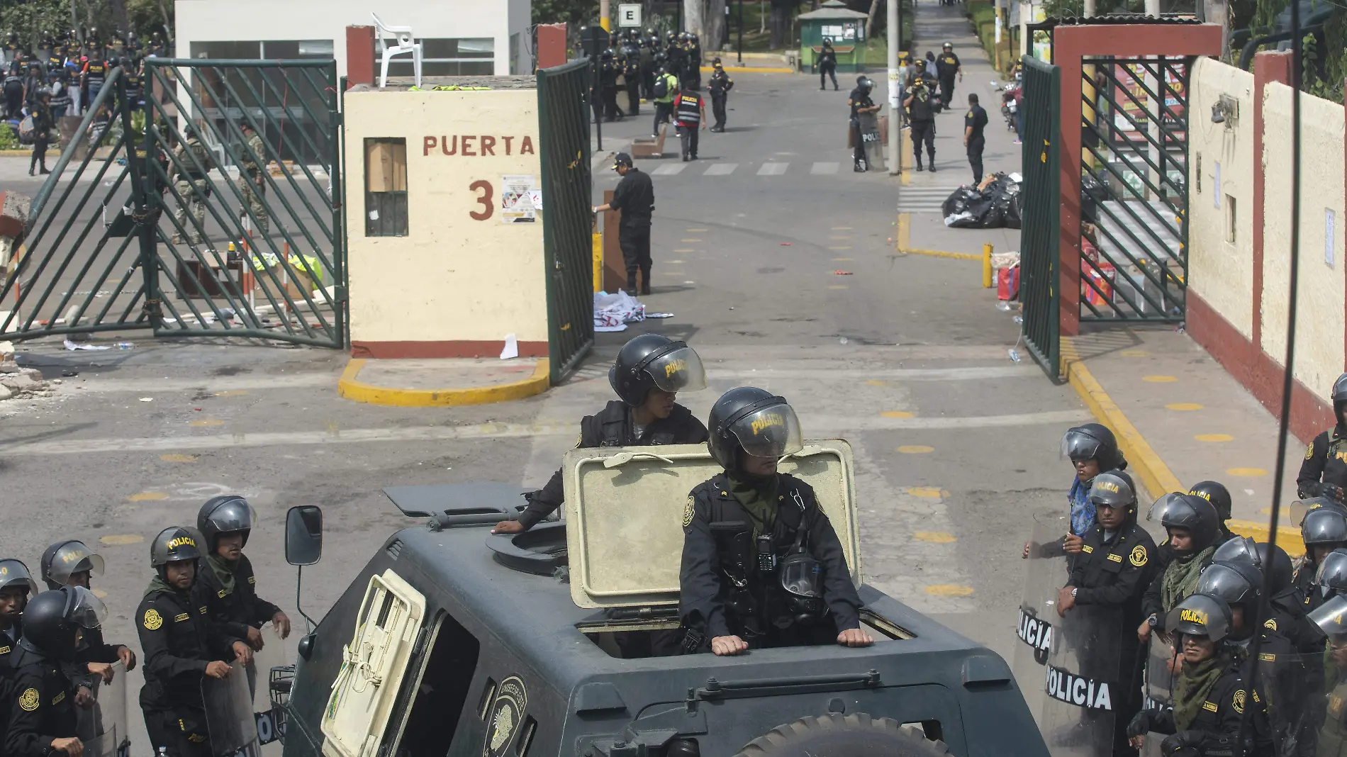 Policía peruana desaloja universidad donde acampaban manifestantes 3